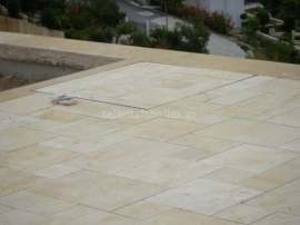 Καταπακτή δαπέδου με αμορτισέρ Επενδυμένη με μάρμαρο.